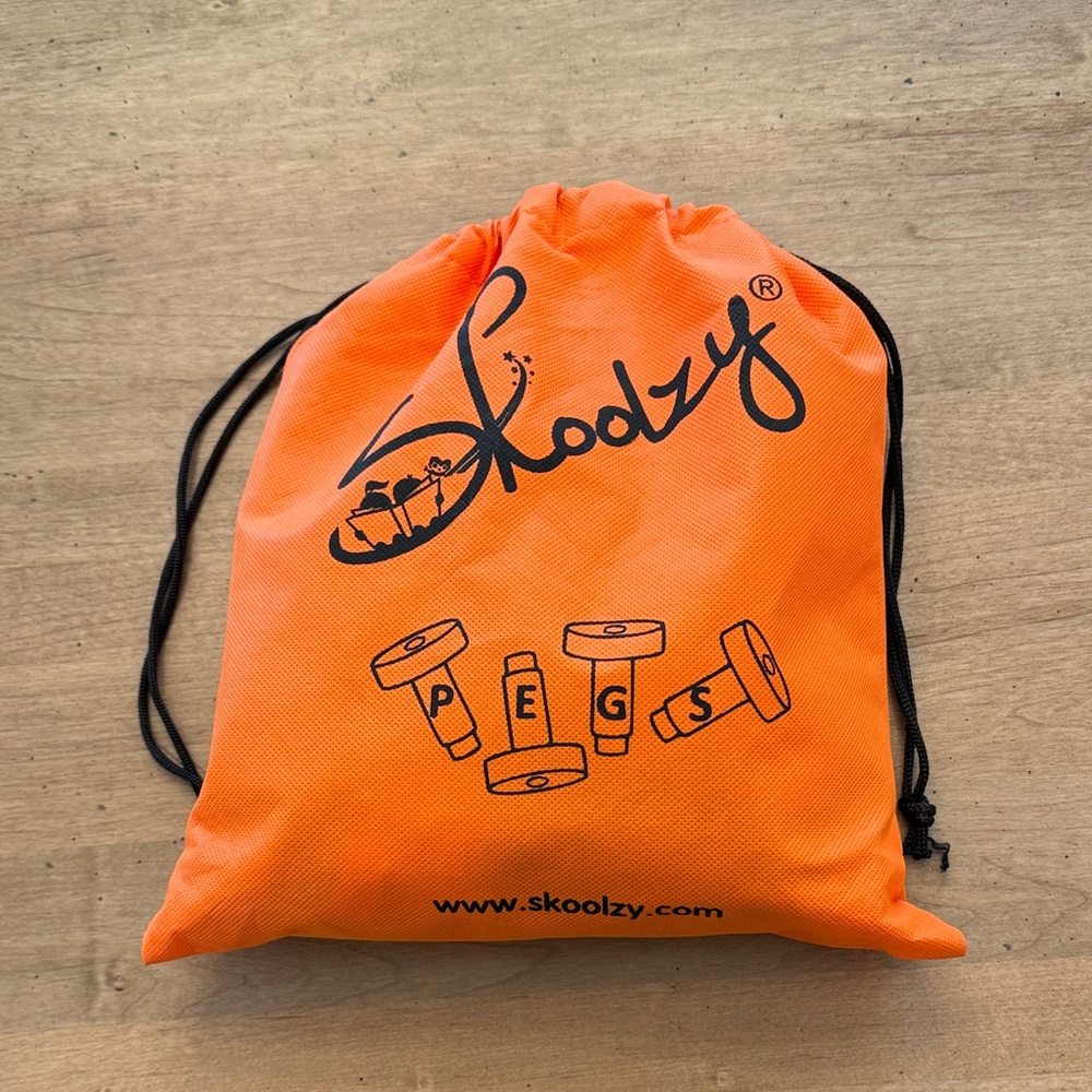 Skoolzy peg Toy
